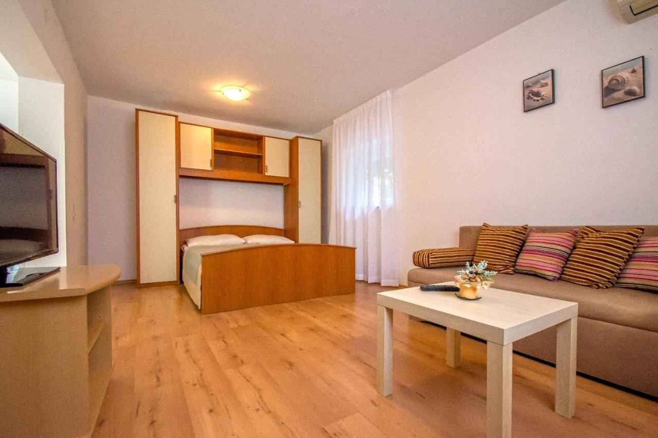 Apartments Sabina - 100M From Sea Crikvenica Exteriör bild